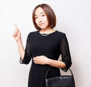 寒い時期の女性の喪服マナーは？ 厚地タイツやパンツスーツはNG？ インナーにタートルネックは？ 黒以外のコートは？