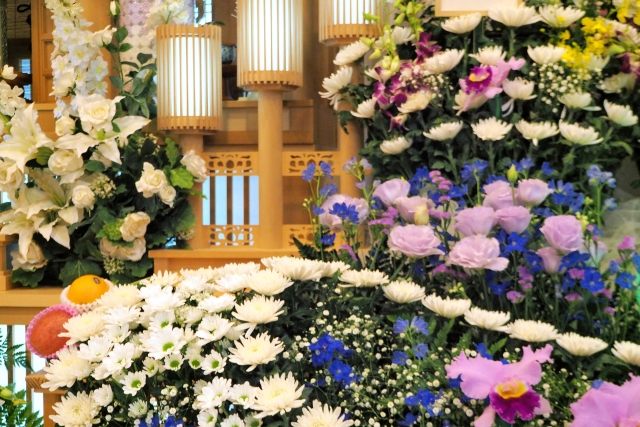 色とりどりの花を使った生花祭壇にしたこと